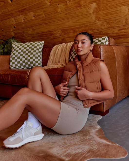 Z8RH465 LSKD Frauen Kurz geschnittene Lagenweste – haselnussbraun Bekleidung