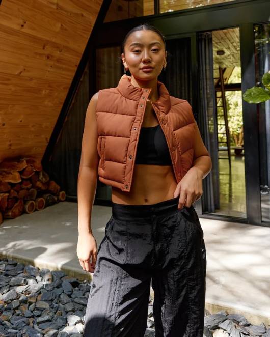 Z8RH465 LSKD Frauen Kurz geschnittene Lagenweste – haselnussbraun Bekleidung