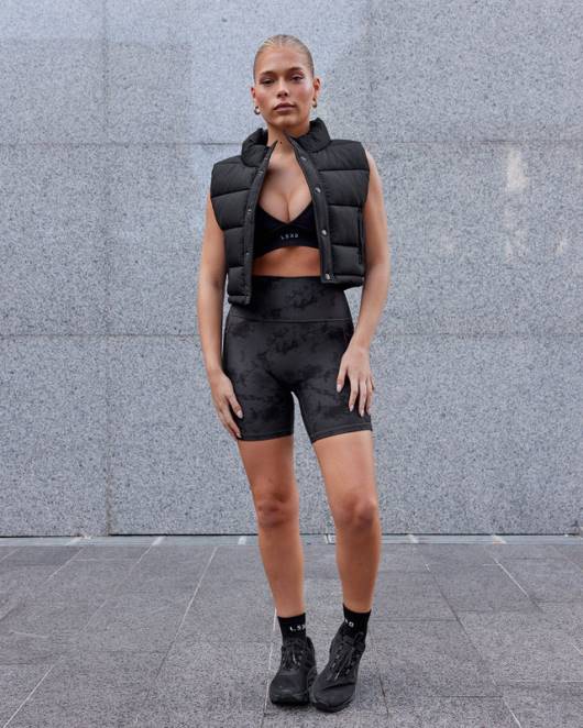 Z8RH580 LSKD Frauen Mittellange Fusion-Shorts – schwarzes Batikmuster Bekleidung