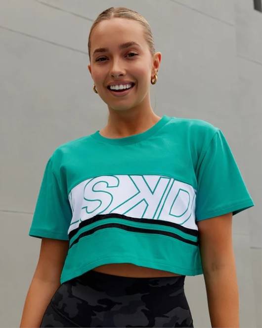 Z8RH289 LSKD Frauen Kurzes Line-Up-T-Shirt – Weiß-Hyper-Teal Bekleidung