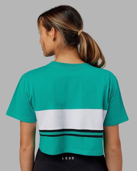 Z8RH289 LSKD Frauen Kurzes Line-Up-T-Shirt – Weiß-Hyper-Teal Bekleidung