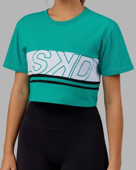 Z8RH289 LSKD Frauen Kurzes Line-Up-T-Shirt – Weiß-Hyper-Teal Bekleidung